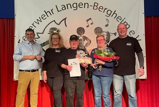 Michael Göllner, Monika Exner-Rüffieux und Christian Jüngling überreichen die Ehrenmadeille an Uschi und Karl-Heinz Minnert